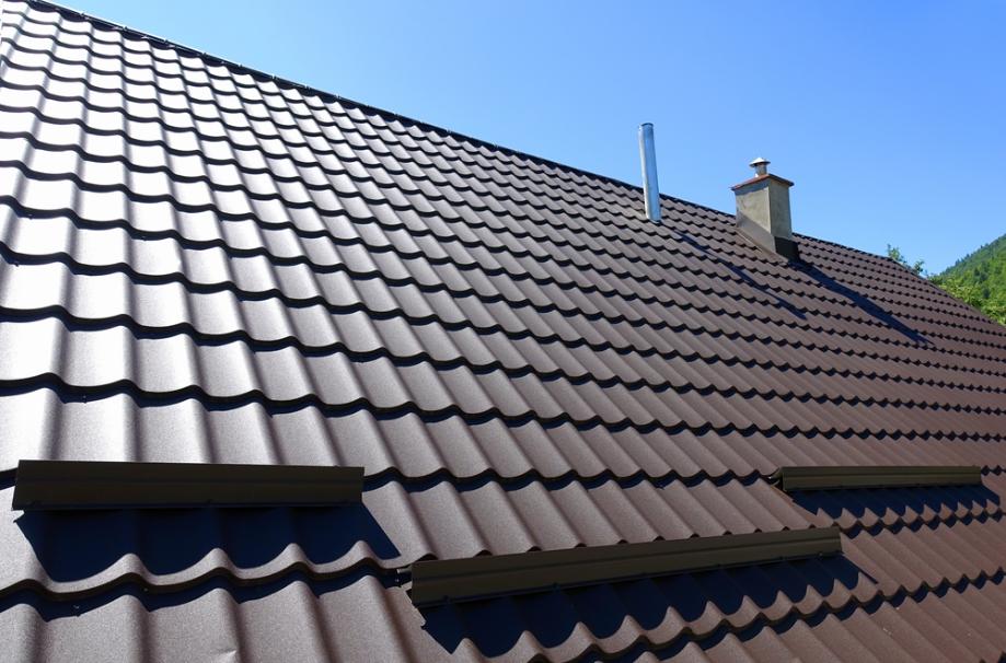 Metal Roof vs. Shingles: What’s Best for an Outer Banks Home?